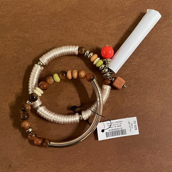 Chico’s Kalani set of 2 stretch bracelets- gold tone with neutral beads NWT - Picture 4 of 9